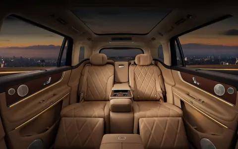 問界M9頻繁“被對標”背后:以技術(shù)范式革命,定義新豪華汽車標桿