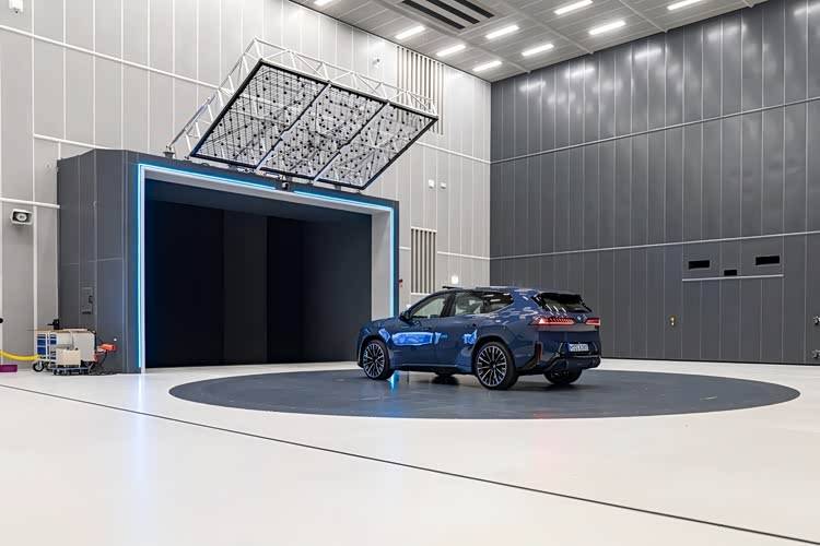 寶馬iX3在140km/h高速行駛時,車內靜謐性仍能達到54.3分貝的驚人成績