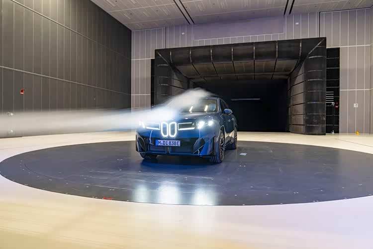 寶馬iX3在140km/h高速行駛時,車內靜謐性仍能達到54.3分貝的驚人成績