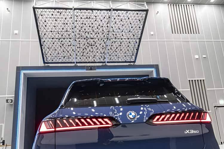 寶馬iX3在140km/h高速行駛時,車內靜謐性仍能達到54.3分貝的驚人成績