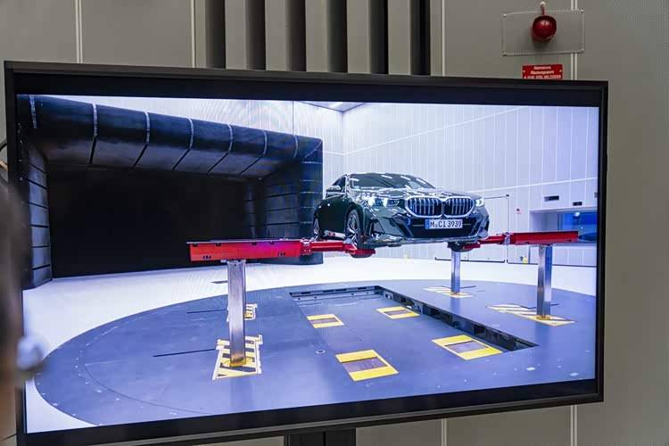 寶馬iX3在140km/h高速行駛時,車內靜謐性仍能達到54.3分貝的驚人成績