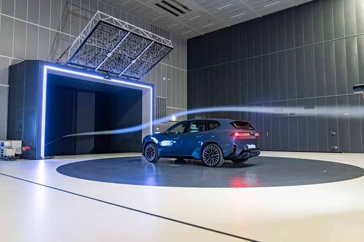 寶馬iX3在140km/h高速行駛時,車內靜謐性仍能達到54.3分貝的驚人成績